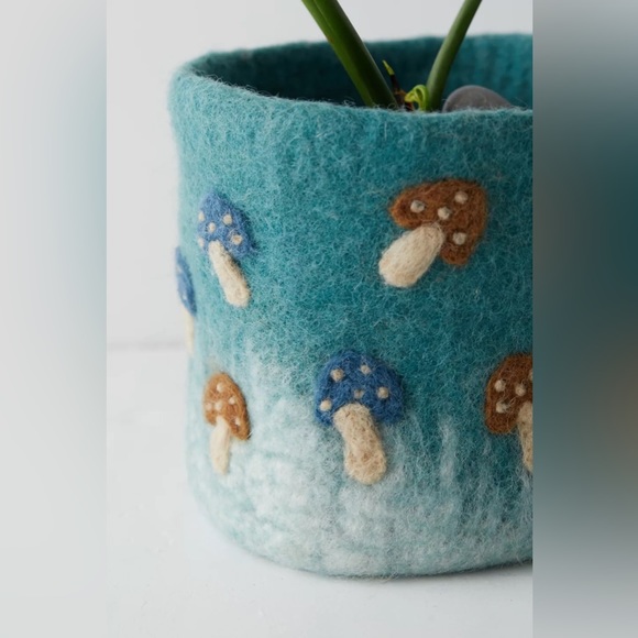 UO Mushroom Felted Planter Cover, Green, NWT - Picture 3 of 10